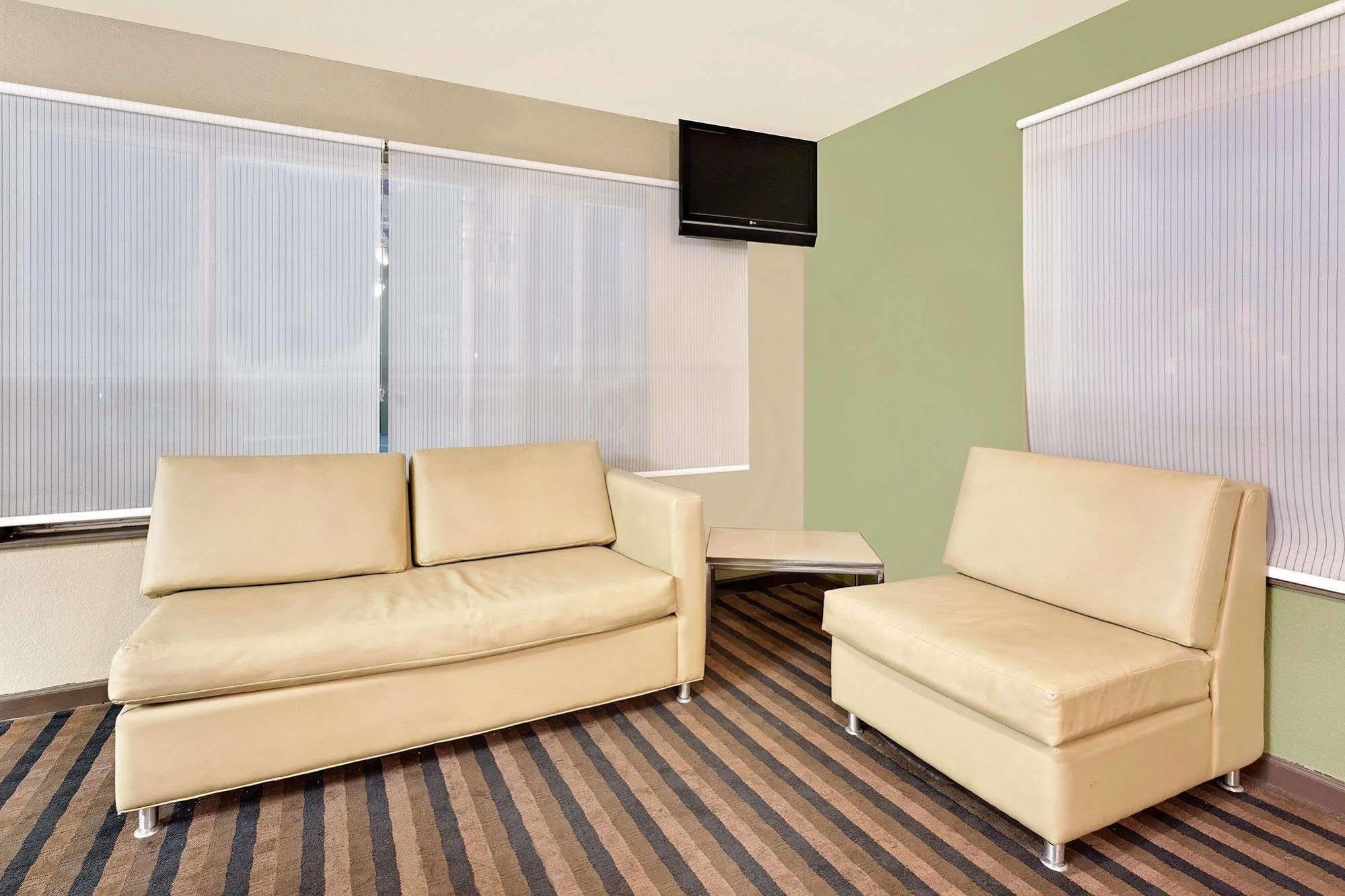 Super 8 By Wyndham Denver Central Extérieur photo